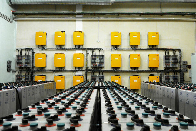 Sala técnica con inversores de batería modelo Sunny Island y baterías