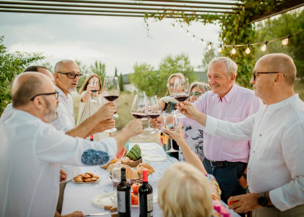 La familia Gil degustando el vino de sus bodegas